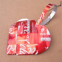 Farve rød og hvid. Coca Cola hjerte flettet i hånden af genbrugs dåser.